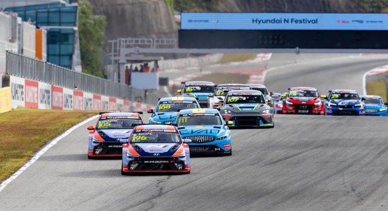TCR: Michelisz dupla dobogóval már a második, Azcona az élre tört