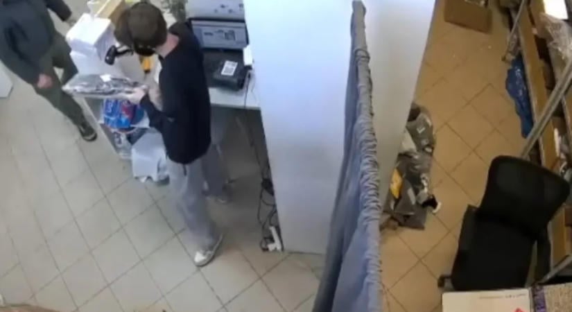 Munka közben olyat művelt a raktáros, amire a vásárlók nem is gondolnának – videó