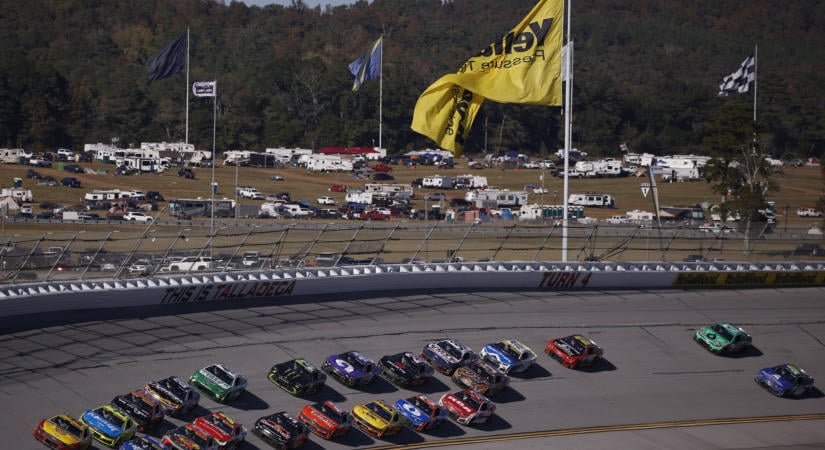 Olyan lassú volt a Cup mezőnye Talladegán, hogy a NASCAR-nak közbe kellett lépni