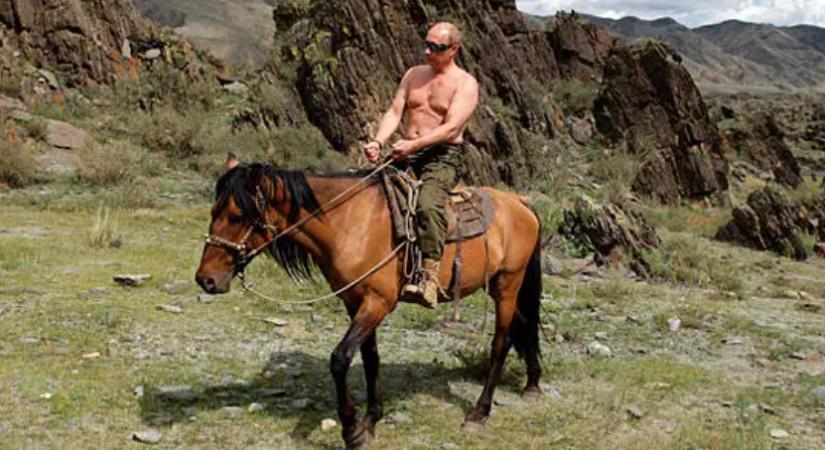 Putyin szerint undorító látvány lenne, ha Boris Johnsonék levetkőznének