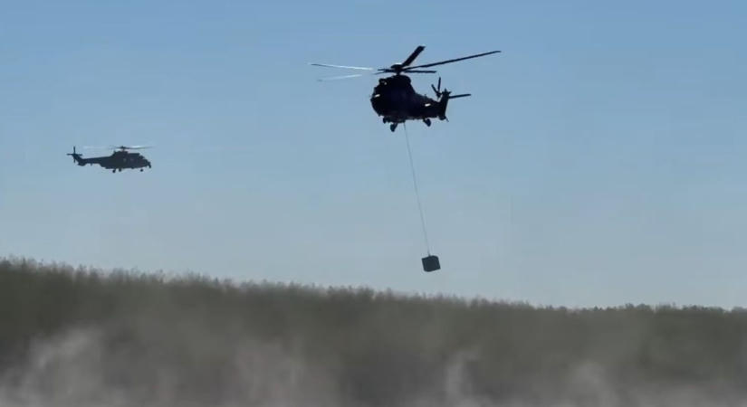 Dunakilitiről vitték Paksra a betonkockákat, katonai helikopterek emelik a Dunába