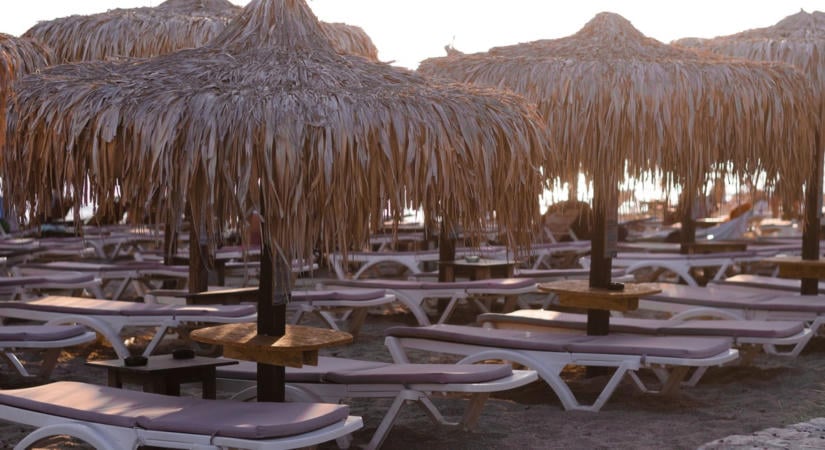 Idős emberek estek egymásnak egy napágy miatt a görög strandon, egy 82 éves férfi meghalt