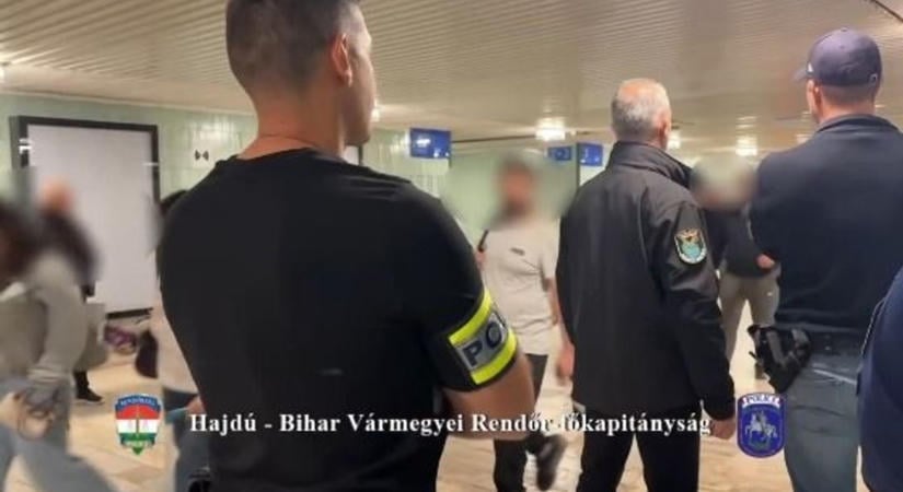 Egyenruhások lepték el a Nagyállomást Debrecenben – látványos videó készült a rendőrségi akcióról!