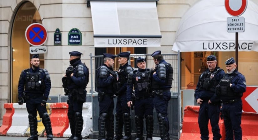 Franciaországban hetvenezer rendfenntartót vezényelnek az utcákra, még a Louvre sem nyit ki szombaton