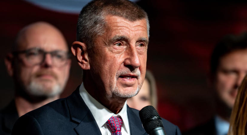 Bocsánatot kért Andrej Babis, amiért virágokat szedett egy természetvédelmi területen