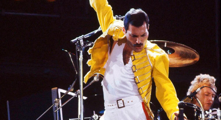 Ma lenne 80 éves Freddie Mercury, a Queen utánozhatatlan frontembere