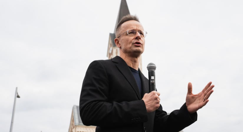 A nemzetbiztonsági bizottság hétfői ülésére várják Szijjártó Pétert
