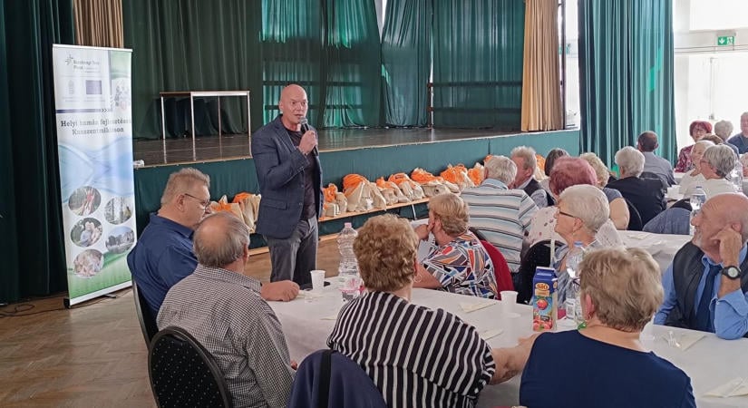Szikra László humorral mutatta meg a kunszentmiklósi időseknek, hogyan verik át őket a csalók  fotók