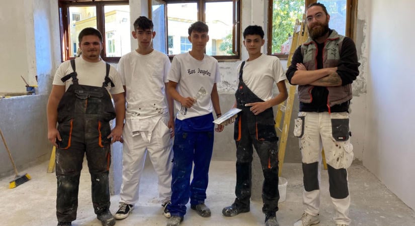 „Mintha kicserélték volna a gyerekeket” – saját kezükkel felújított ház adnak sikerélményt a bajai diákoknak