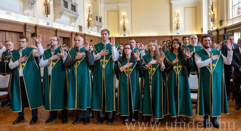 A Debreceni Egyetem professzorait is elismerték a doktoravatón