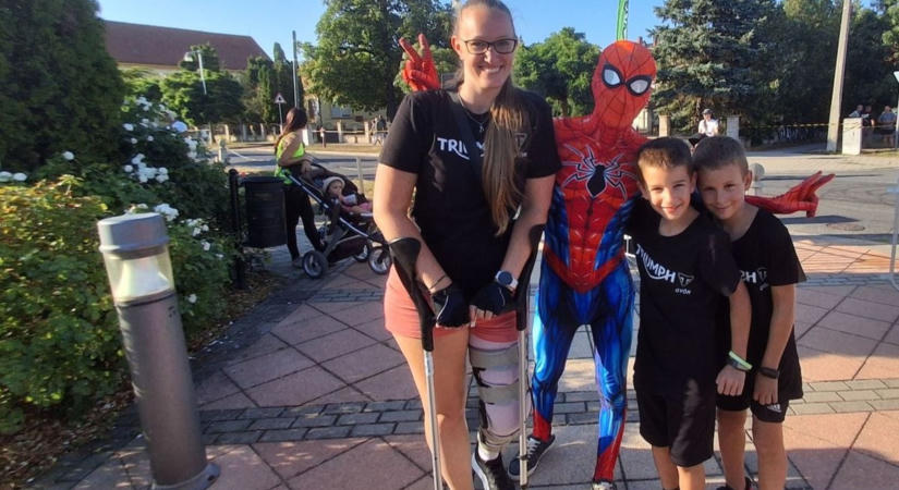 Motor helyett mankó: Alexandra egy baleset után a járásáért küzd