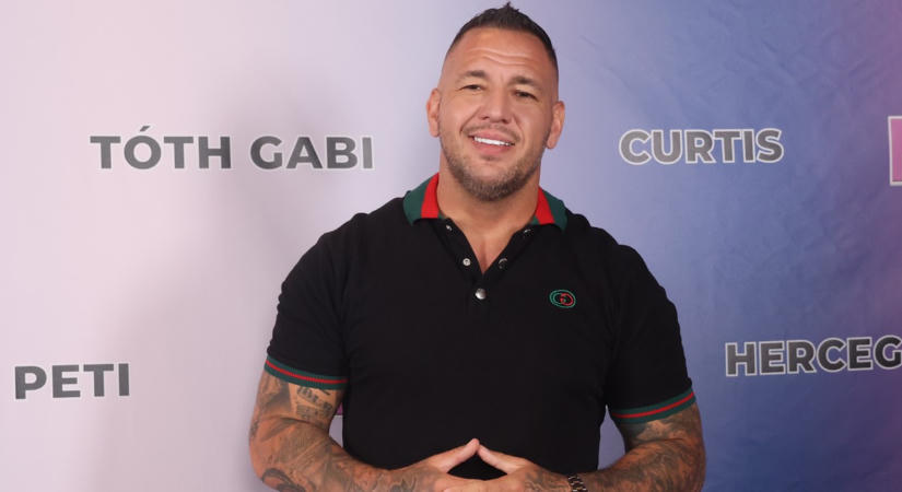 "Megváltozott a világ" - Curtis a kisfiának üzent a nagy napon