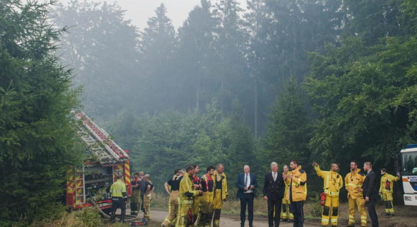 Még nem sikerült eloltani a hatalmas belgiumi erdőtüzet