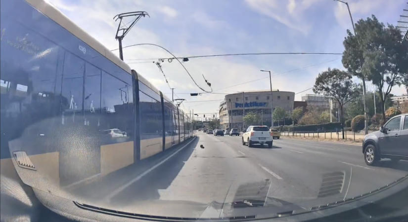 Videón, ahogy menet közben egy autónak csapódik az 1-es villamos leszakadt felsővezetéke