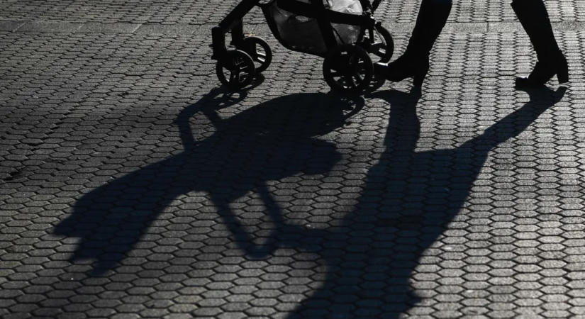 Hiába öröm a gyerekvállalás, a munkaerőpiacon komoly ára van
