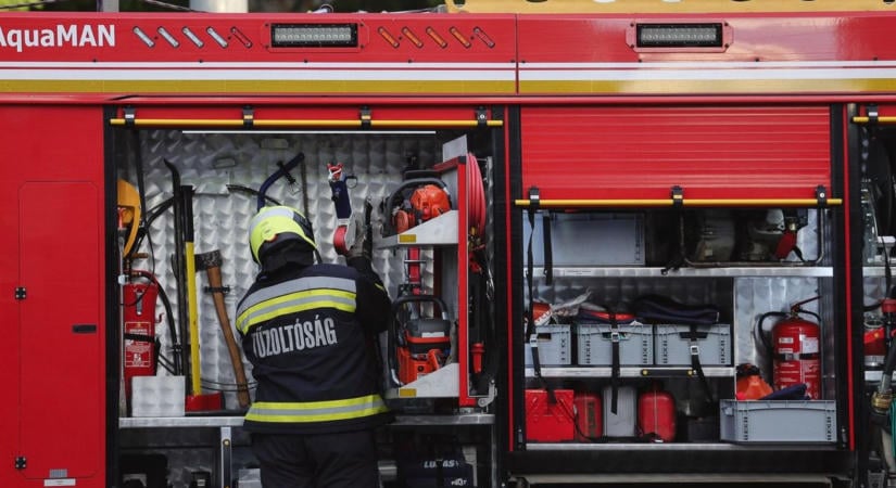 Óriási tűz Borsodban! Egy családi ház tetőszerkezete égett
