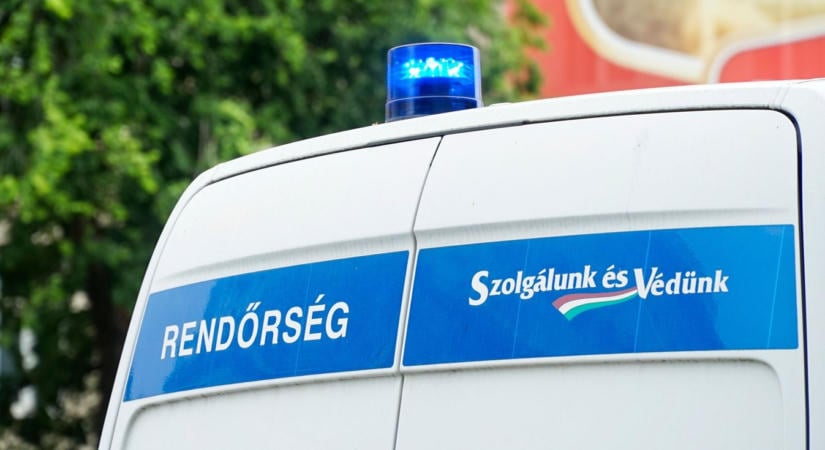 Autó alá szorult egy ember a 4-es főúton, teljes az útzár