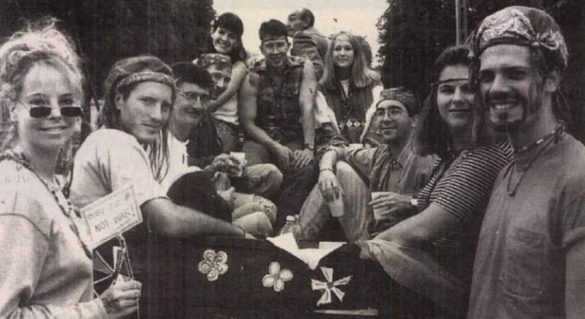 Murcitól a mulatságig: retró fotókon a szüreti felvonulások vidám arcai