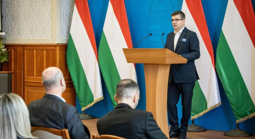 Most érkezett: őrizetbe vették Seszták Miklóst