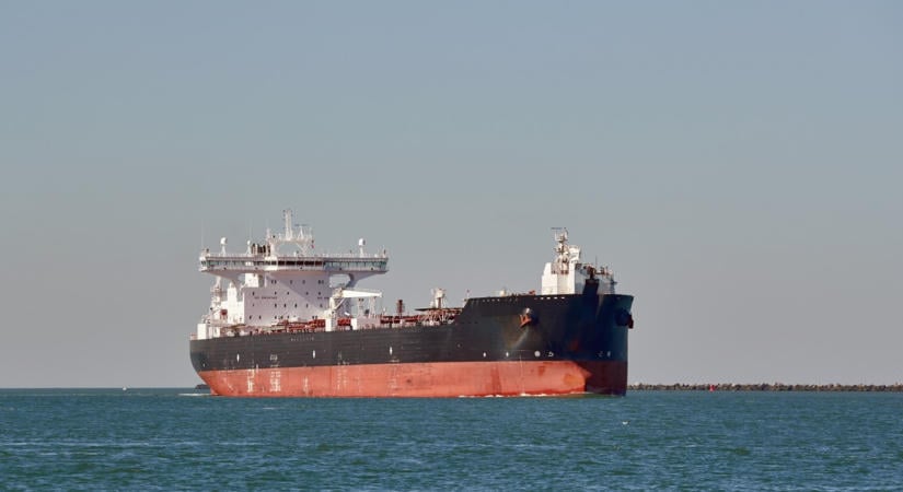 Lángra kapott egy tanker Szocsi közelében, fekete füst borította be az eget – videó
