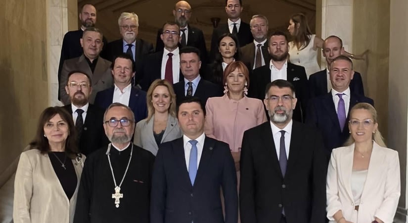 Újraalakult a román parlament imacsoportja
