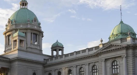 A kormány elleni bizalmatlansági indítványról tárgyal a szerb parlament