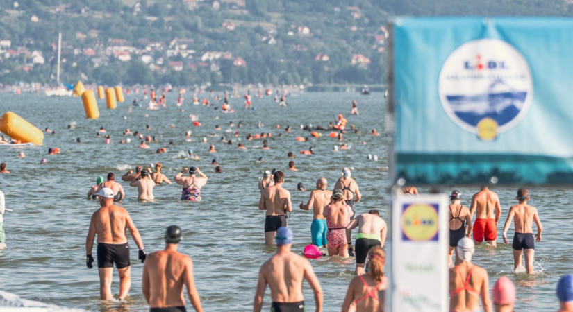 Valódi népünnepély a tóparton: Elképesztő tömeg mozdult meg a 44. Balaton-átúszáson
