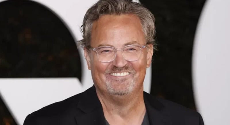 Eddig nem látott felvételekkel érkezik a Matthew Perryről szóló Netflix-sorozat, itt az első előzetes