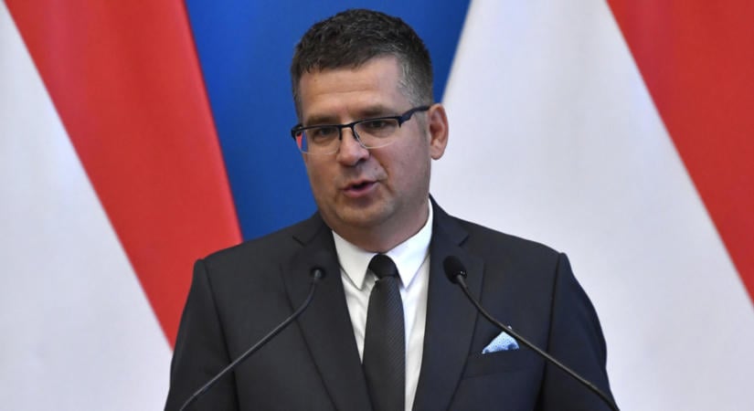 Elismerte az ügyészség Seszták Miklós megfigyelését