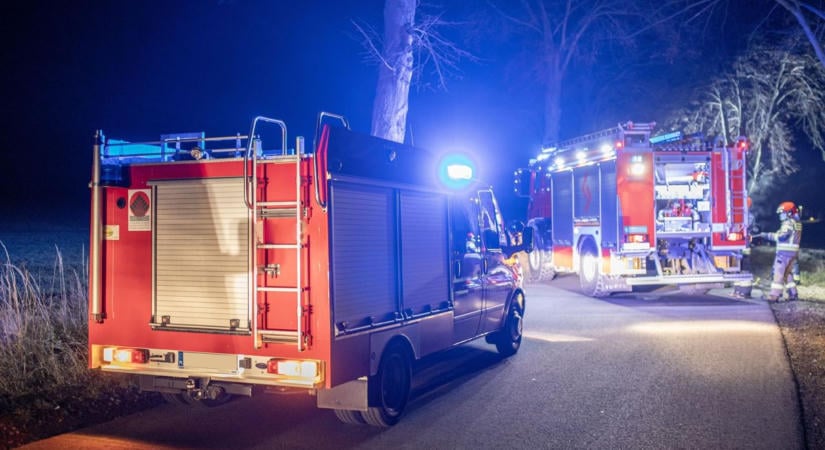 Lakóház gyulladt ki Kecskeméten, a tűzoltók két vízsugárral fékezték meg a lángokat