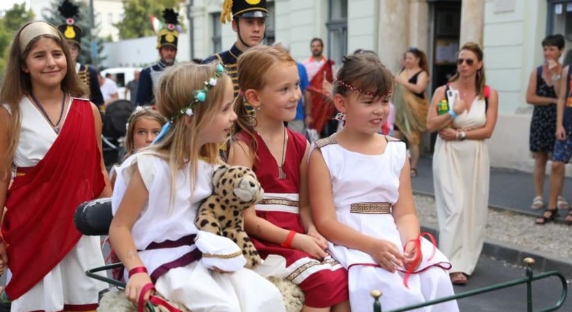 Geszti, gladiátorok és dupla felvonulás: ilyen lesz a Savaria Karnevál szombati napja