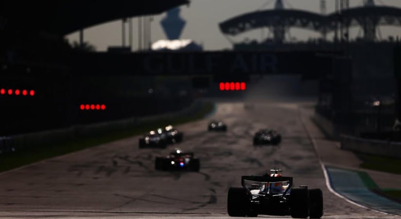 Ezzel magyarázzák a káoszba fulladt F1-futam legbizarrabb jelenetét