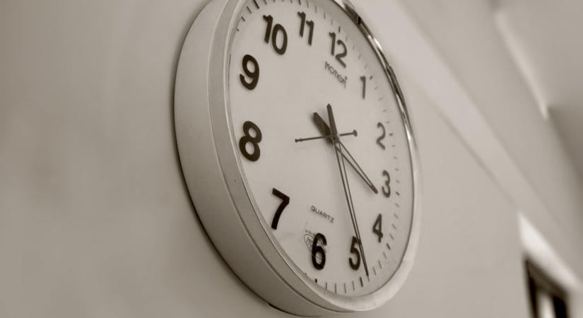 Október 25-én visszatekerjük az órát – az eltörlésre még várhatunk