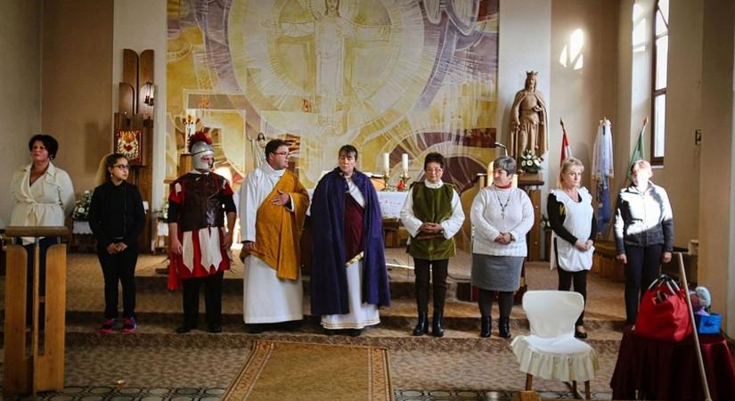 Közösségi passióelőadásokkal készülnek a nagyhétre a Váci Egyházmegyében