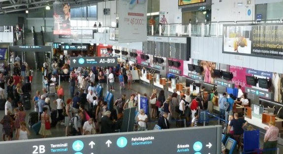 Kilenc és fél millió utas és 230 ezer tonna áru az első félévben Ferihegyen