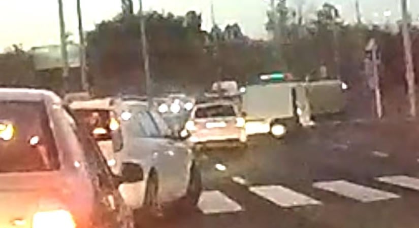 Több autós kamerája is felvette, ahogy felborul egy mentő egy budapesti balesetben