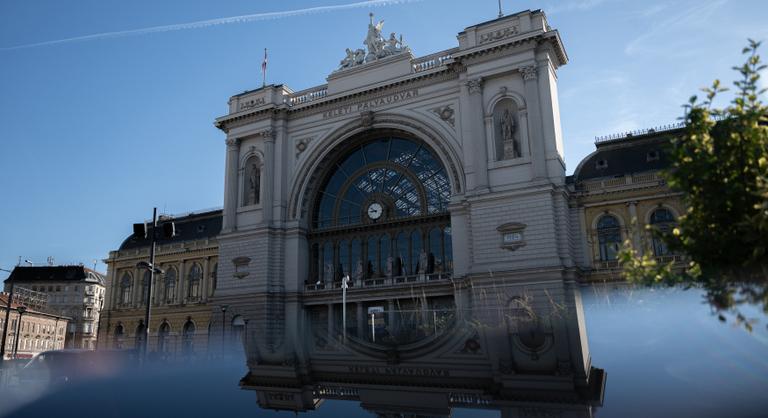 Elfüstölt egy vonat a Keleti pályaudvaron, több száz embernek kellett elhagynia a szerelvényt