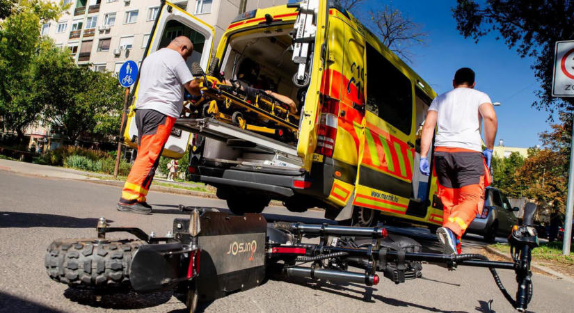 Két tizenéves fiú szenvedett rollerbalesetet, egyikük bukósisak ellenére eszméletét vesztette
