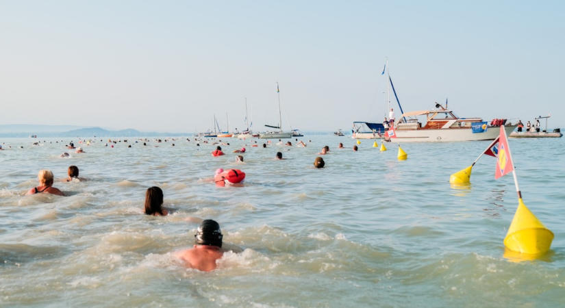 Balaton-átúszás: reggel 7-kor rajt, egy 90 éves ember is nevezett a versenyre