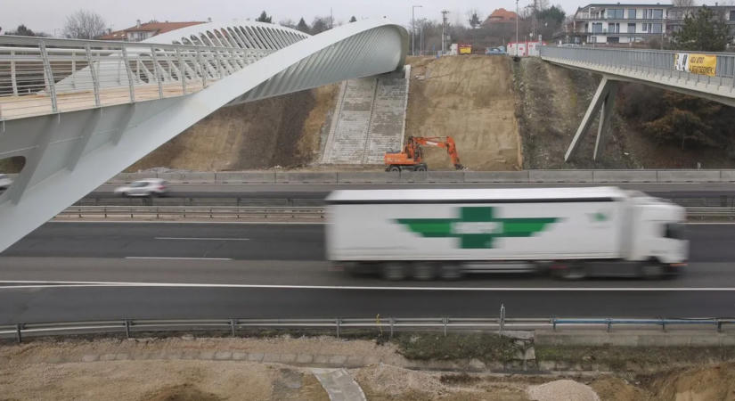 Összeütközött két autó Pákozdnál az M7-es autópályán, óriási a dugó a Balaton felé