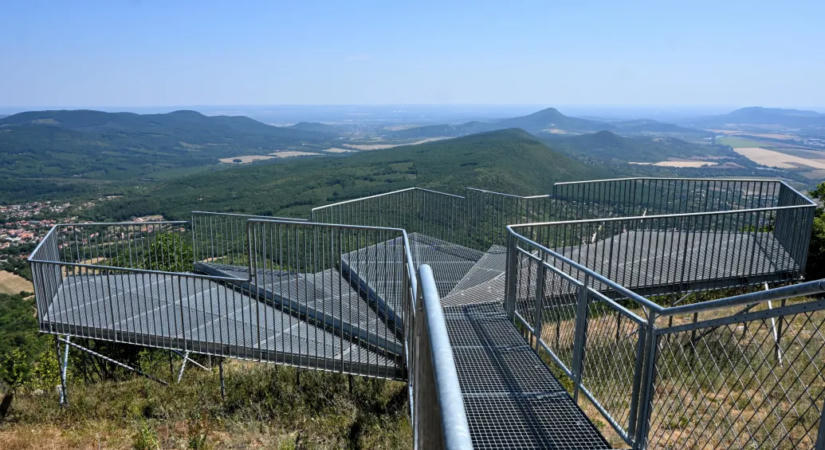 Meg is nyitott, meg nem is a furcsa formájú pilis-tetői skywalk