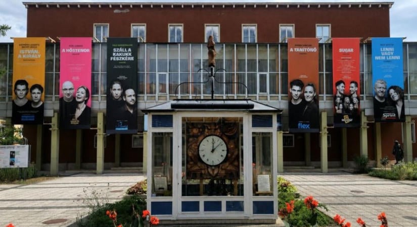 Deák Bill Gyula emléke előtt tiszteleg a Hevesi Sándor Színház