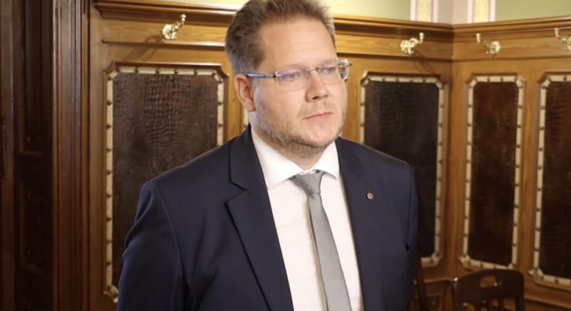 Büdös tróger: 3 milliós fizetéssel szociális bérlakásban lakik a kecskeméti fideszes alpolgármester