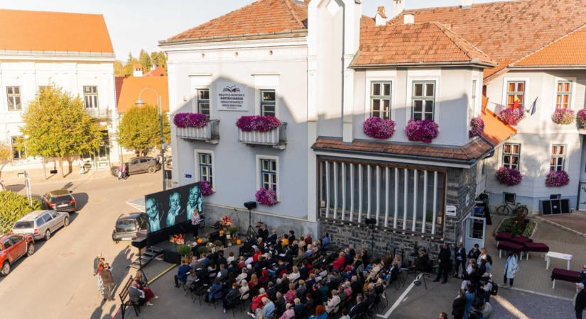 Kányádi Sándor nevét viseli a székelyudvarhelyi városi könyvtár
