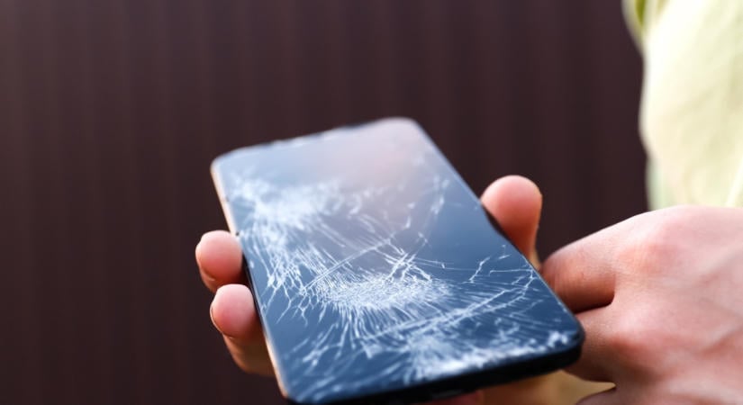 Itt a pszichológiai magyarázat – Egy dolog közös azokban, akik törött telefonképernyővel járnak