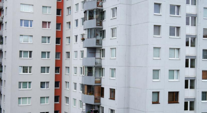Járókelők mentettek meg egy nőt, akit egy tízemeletes bérház tetejéről akart lelökni volt párja Miskolcon