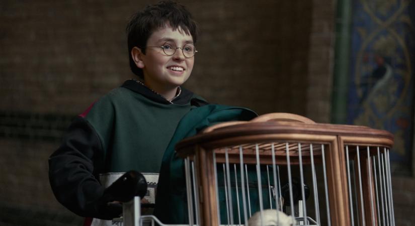 Úgy néz ki, a Harry Potter-sorozat legelső része szinte teljes egészében a főszereplő és szülei előéletéről fog szólni, és más izgalmas dolgok is kiderültek a szériáról