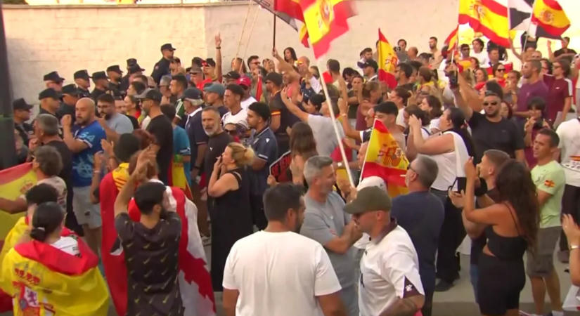 Feszült a helyzet Ceutában: tüntetők vonultak utcára a migráció miatt
