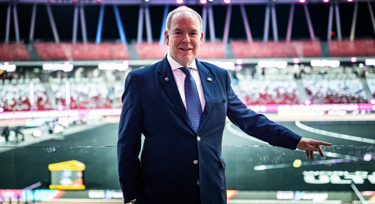 A monacói herceg kiesett a járművéből, nadrágféken csúszott át a célvonalon, de nem bánta