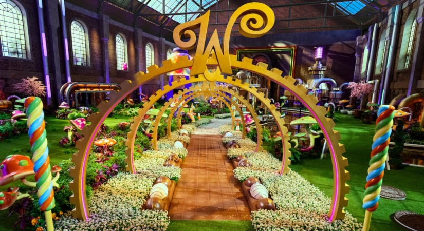 Mától a Netflixen: Megnyílnak Willy Wonka csokigyárának kapui, 12 páros küzd a fődíjért